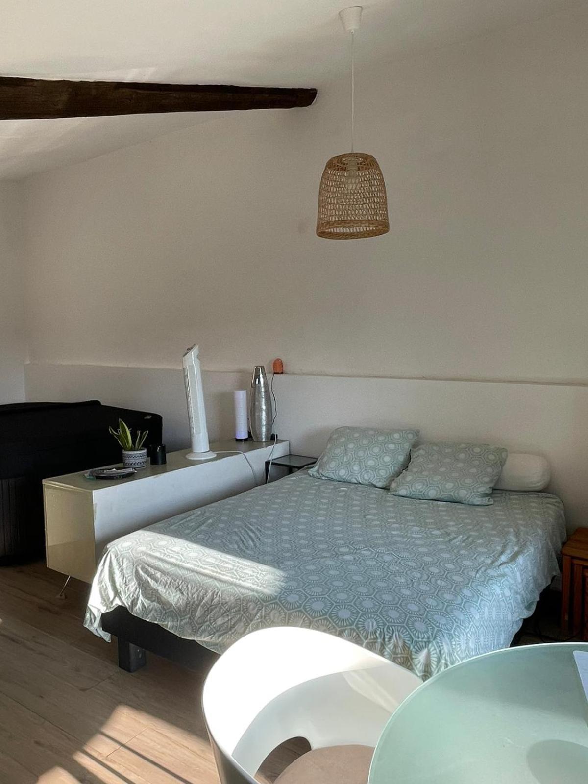 Les Prairies Mas Roux Guest House Raphele Bilik gambar