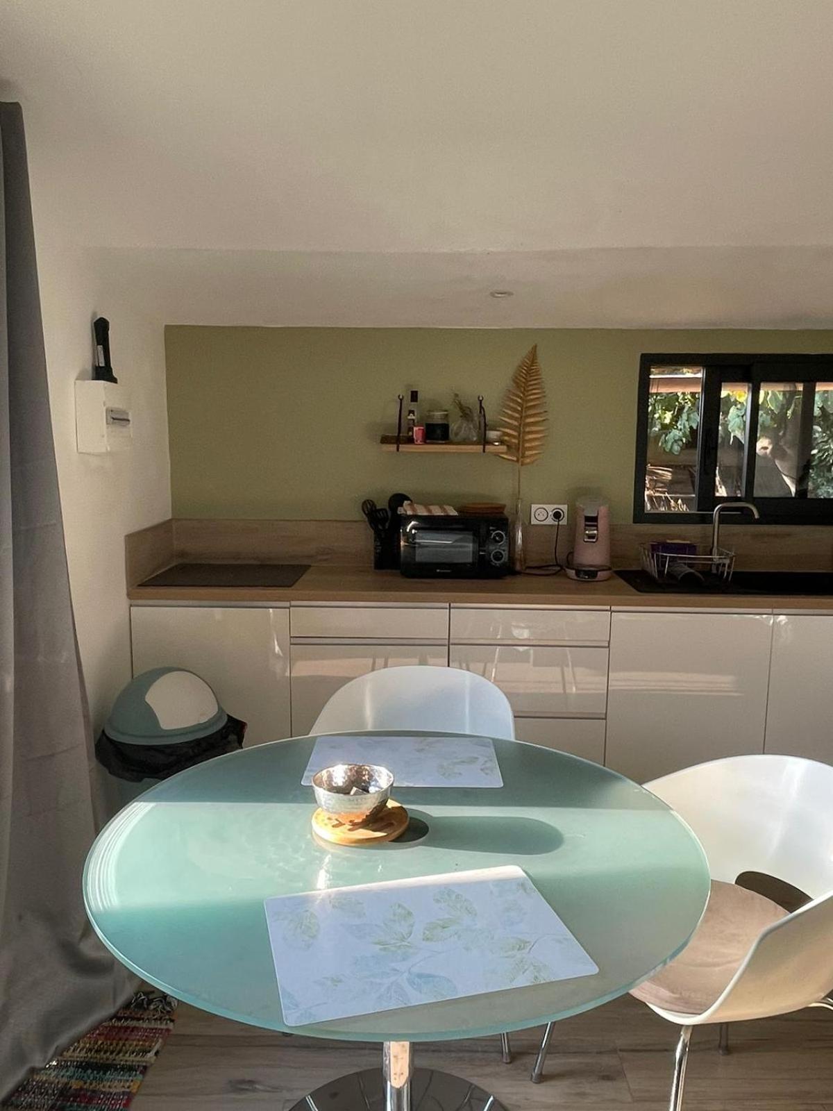 Les Prairies Mas Roux Guest House Raphele Bilik gambar