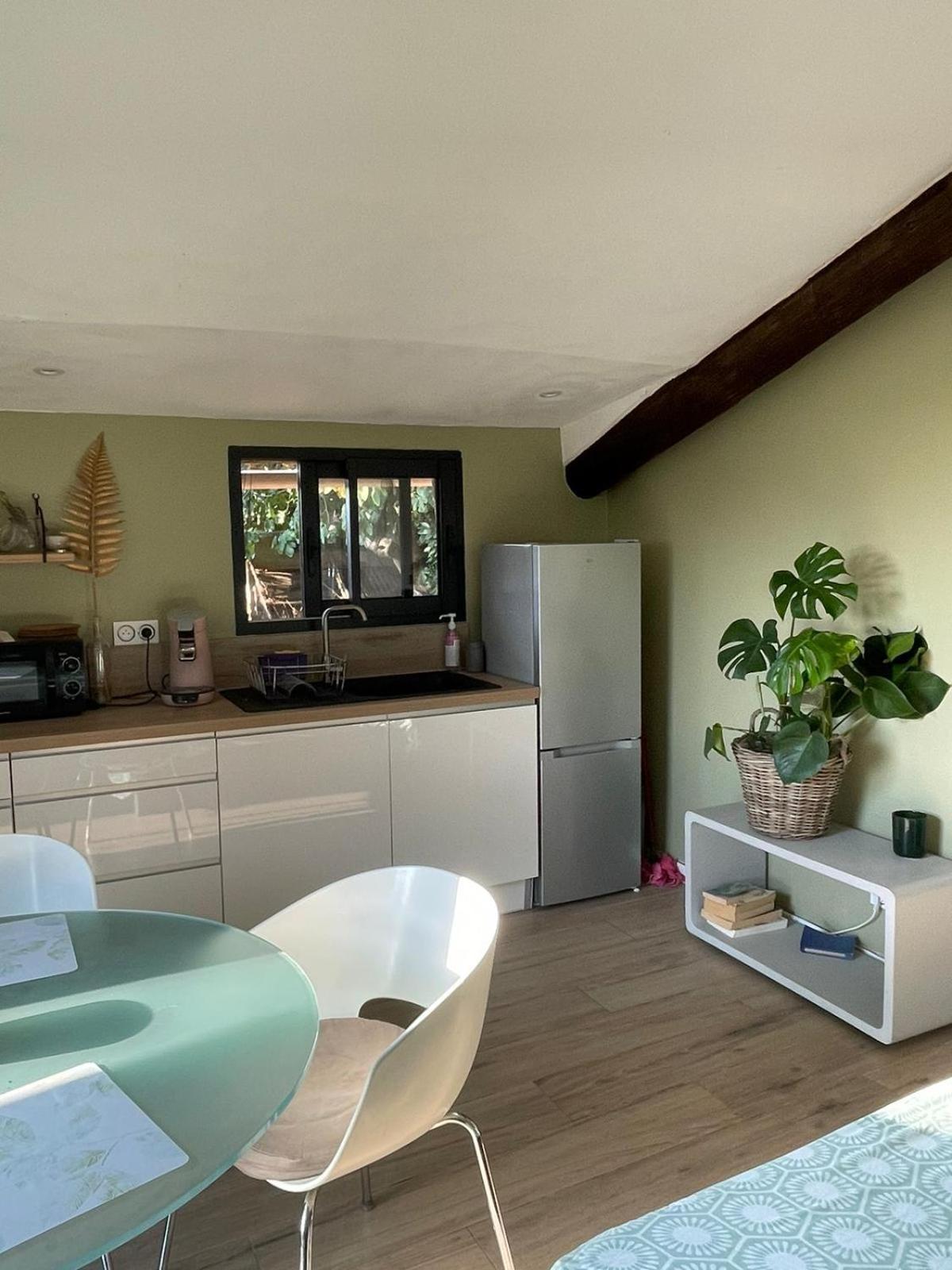 Les Prairies Mas Roux Guest House Raphele Bilik gambar