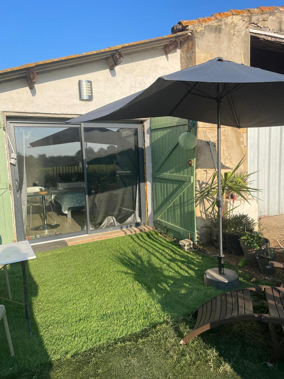 Les Prairies Mas Roux Guest House Raphele Bilik gambar