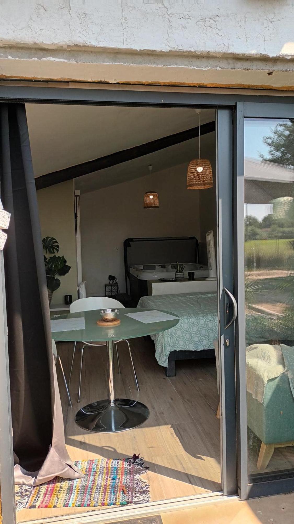 Les Prairies Mas Roux Guest House Raphele Bilik gambar