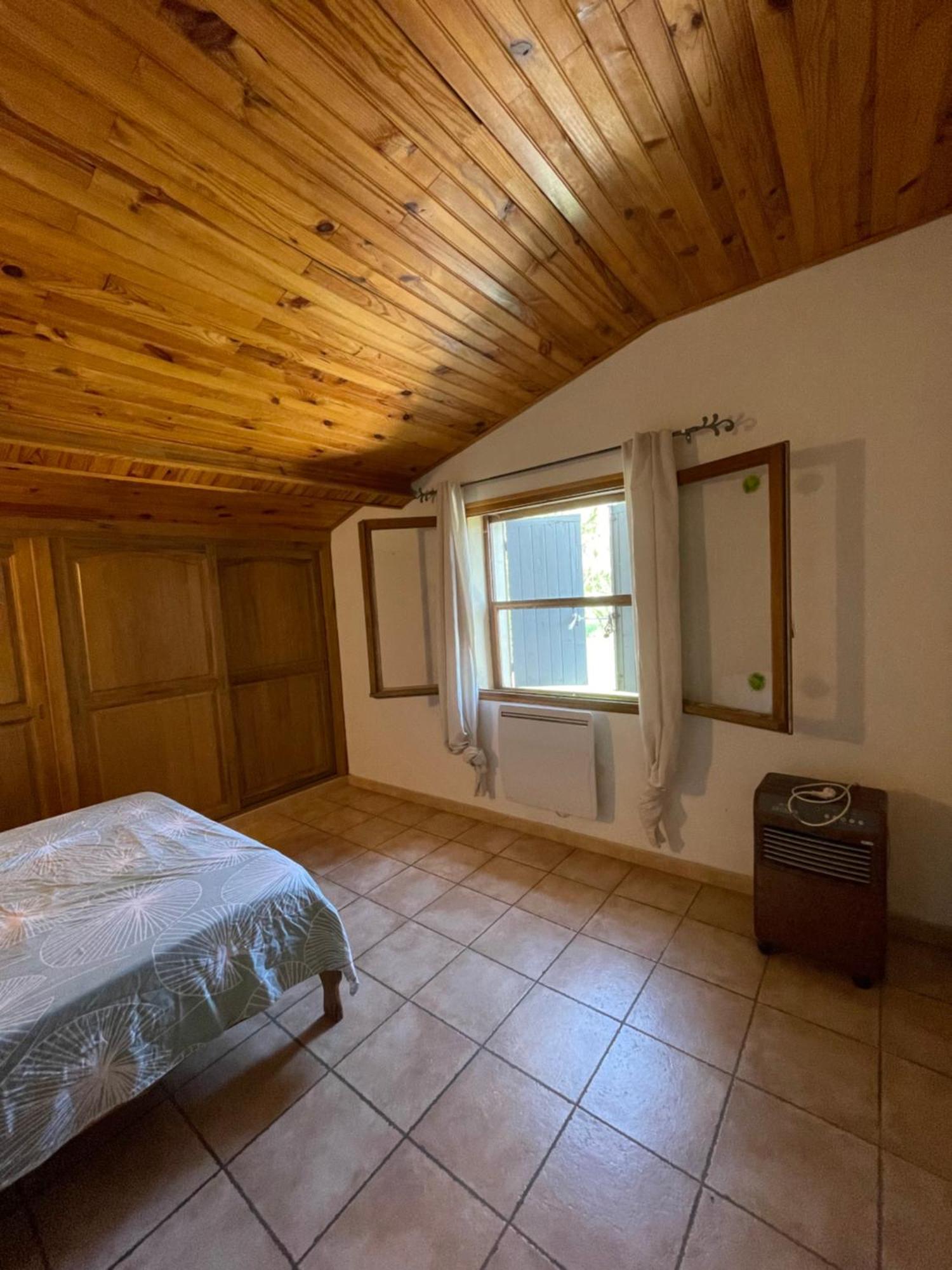 Les Prairies Mas Roux Guest House Raphele Bilik gambar