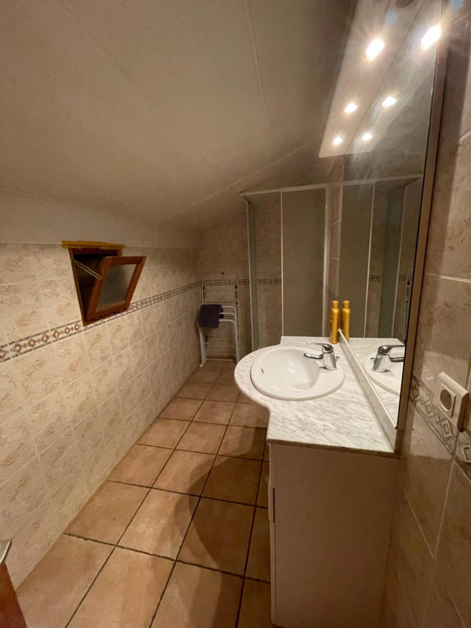 Les Prairies Mas Roux Guest House Raphele Bilik gambar