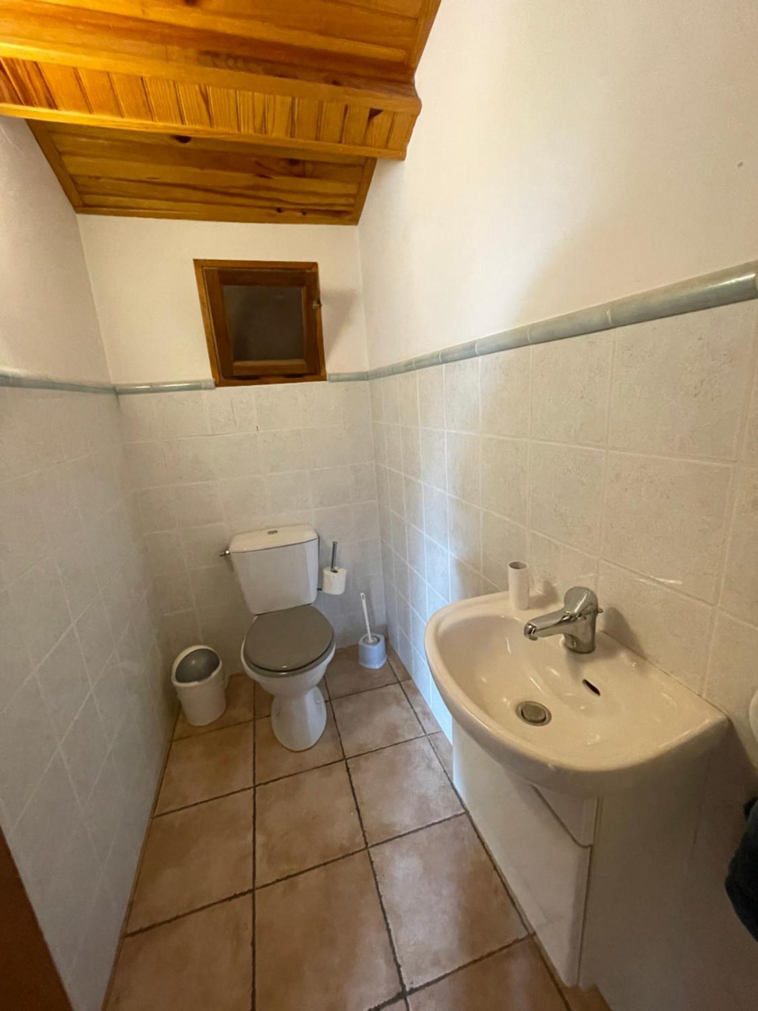 Les Prairies Mas Roux Guest House Raphele Bilik gambar