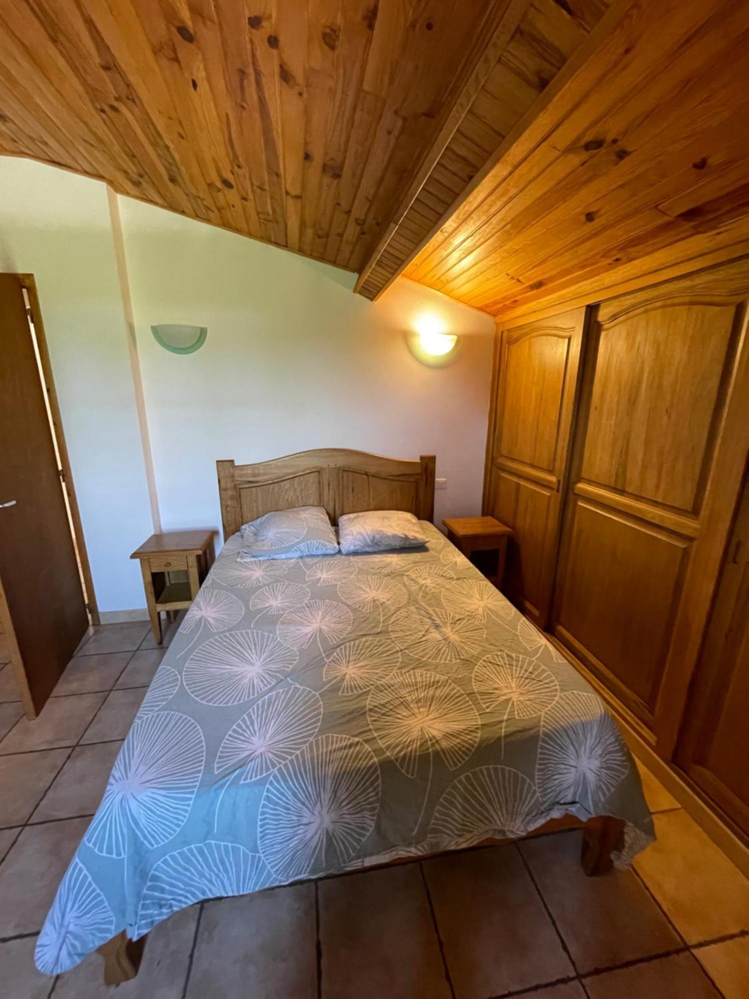 Les Prairies Mas Roux Guest House Raphele Bilik gambar