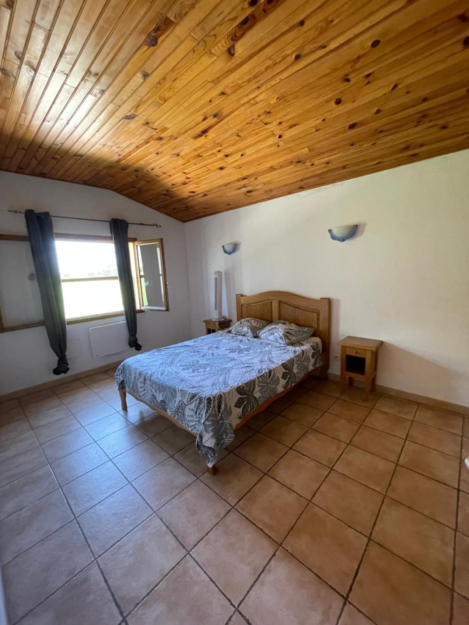 Les Prairies Mas Roux Guest House Raphele Bilik gambar