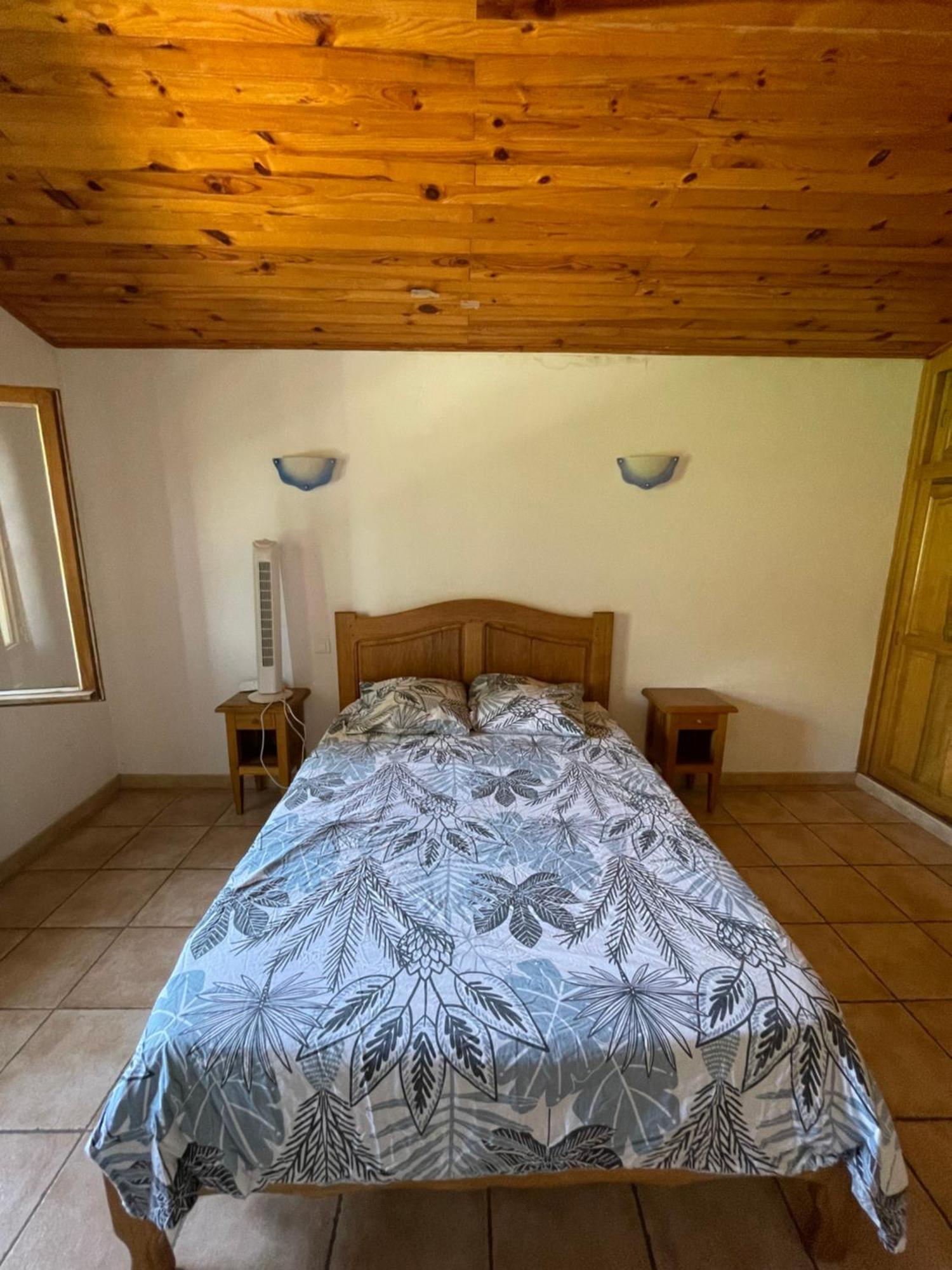 Les Prairies Mas Roux Guest House Raphele Bilik gambar