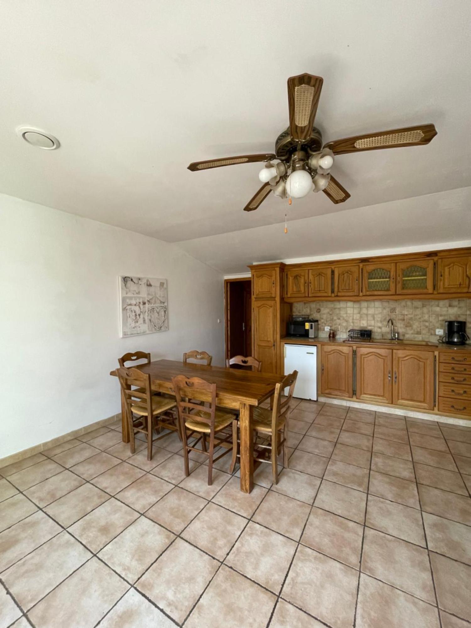 Les Prairies Mas Roux Guest House Raphele Bilik gambar