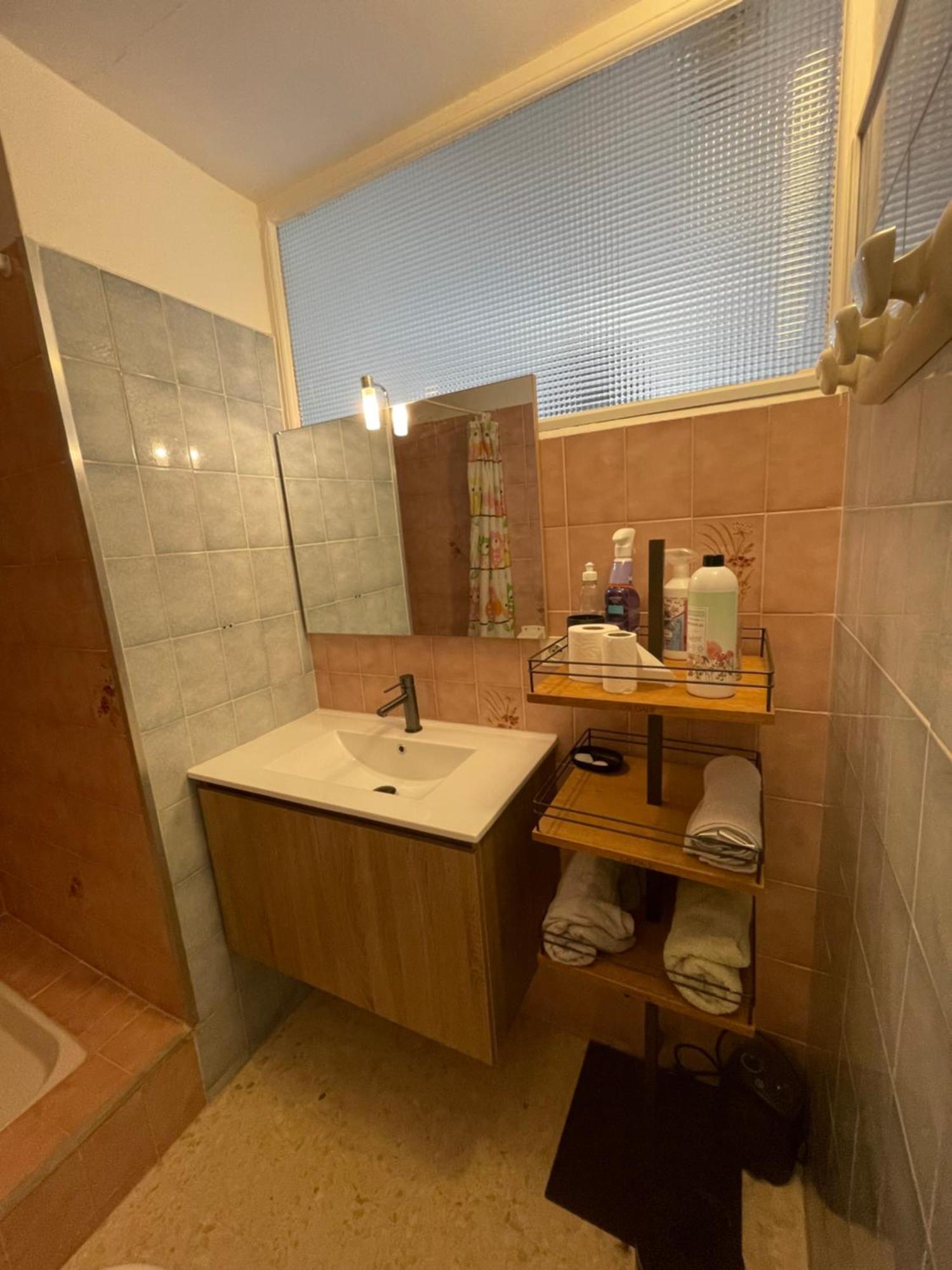Les Prairies Mas Roux Guest House Raphele Bilik gambar