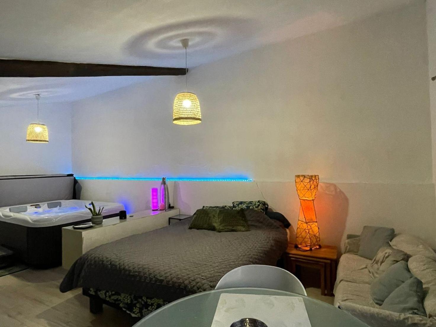Les Prairies Mas Roux Guest House Raphele Bilik gambar